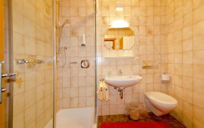 Gasthof Und Pension Neuwirt Lenggries Buitenkant foto