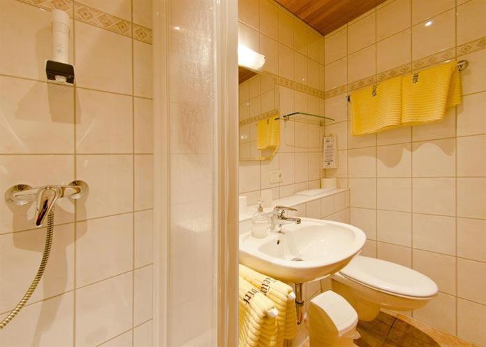 Gasthof Und Pension Neuwirt Lenggries Buitenkant foto